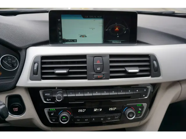 BMW 3 Serie 330e High Executive 2016 Hybride Benzine 12