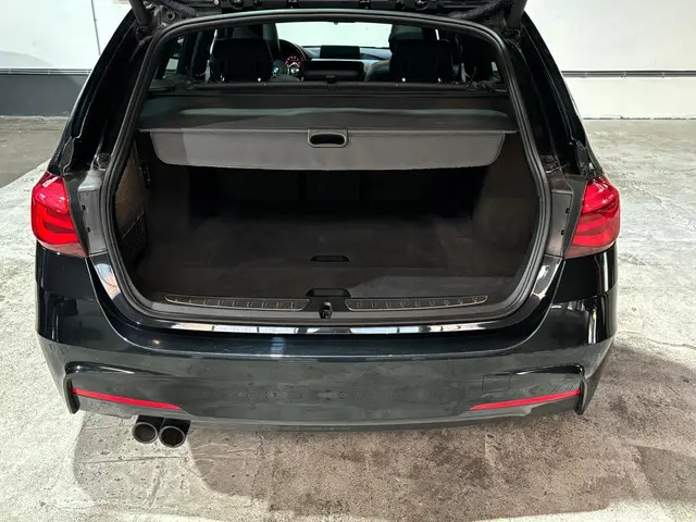 BMW 3 Serie Touring 320i M Sport Edition 2019 Benzine 30