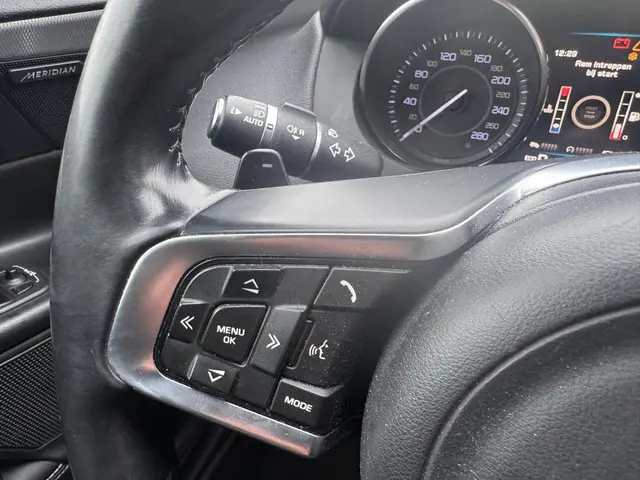 Jaguar XE 2.0 D Portfolio 2016 Diesel 23