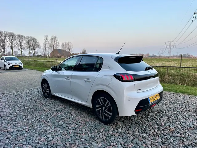 Peugeot 208 1.2 PureTech Allure 2022 Benzine 8