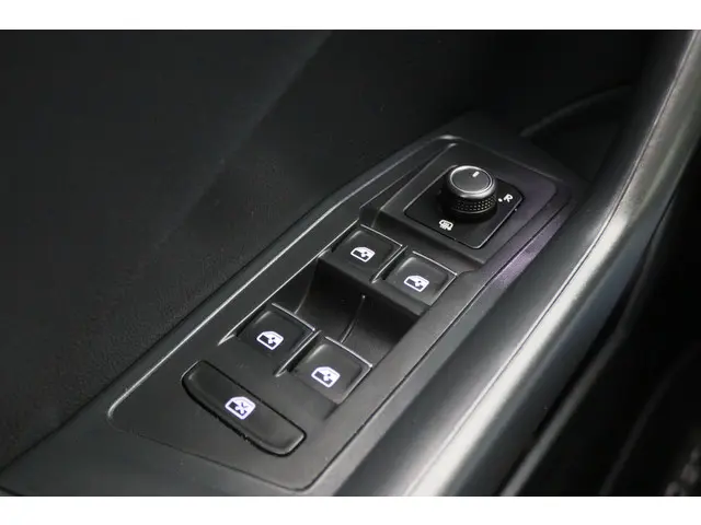 Volkswagen T-Roc 1.5 TSI Style Business 2018 Benzine 28