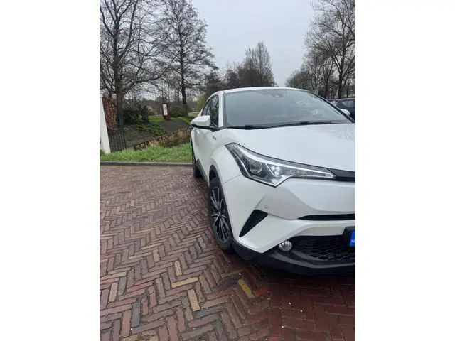 Toyota C-HR 1.8 Hybrid Bi-Tone 2017 Hybride Benzine 8
