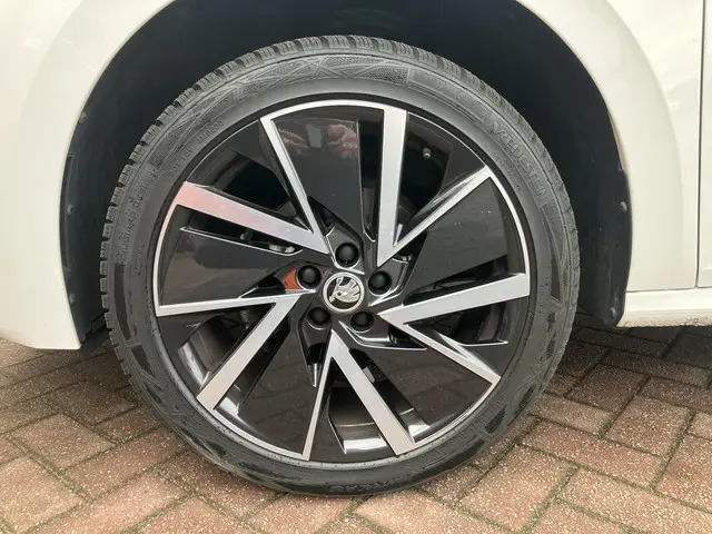 Škoda Kamiq 1.0 TSI Sport Business 2021 Benzine 15