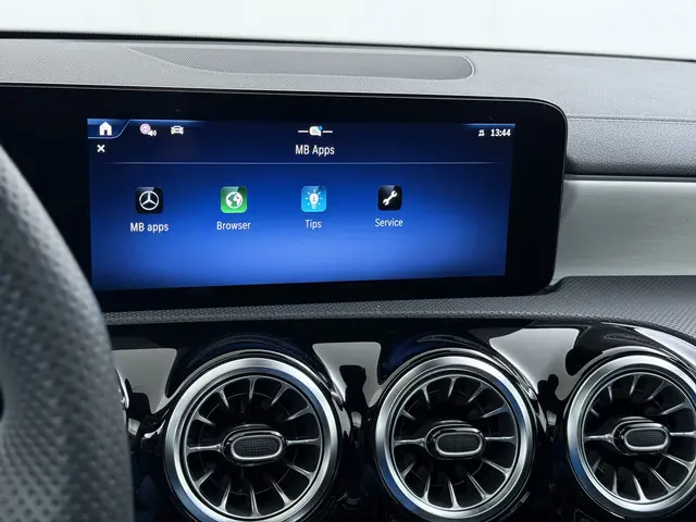 Mercedes-Benz CLA 250 e AMG line 2025 Hybride Benzine 36