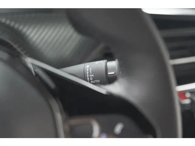 Peugeot 2008 PureTech 130 Active 2023 Benzine 33