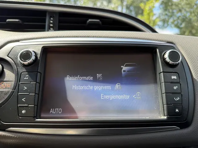 Toyota Yaris 1.5 Hybrid Dynamic 2015 Hybride Benzine 26