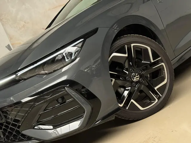 Volkswagen Golf 1.5 eTSI R line 2024 Benzine 3