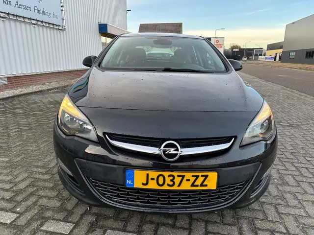 Opel Astra NOTCHBACK BA2H4EHTA5 2014 Benzine 8