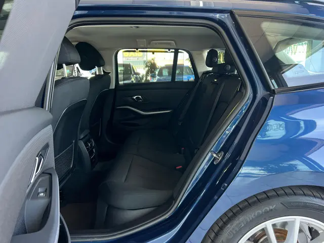 BMW 3 Serie Touring 318i 2023 Benzine 6