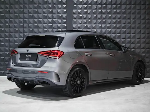 Mercedes-Benz A-Klasse 250 e AMG 2022 Hybride Benzine 4