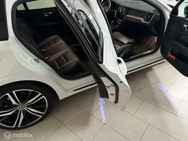 Volvo V60 2.0 T5 R-Design Car-Play 2019 Benzine 12