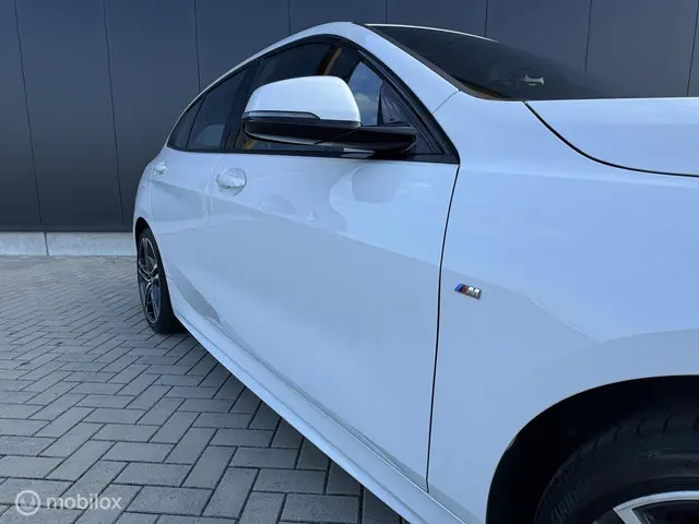 BMW 1 Serie 118i M sport High exce. 2021 Benzine 8