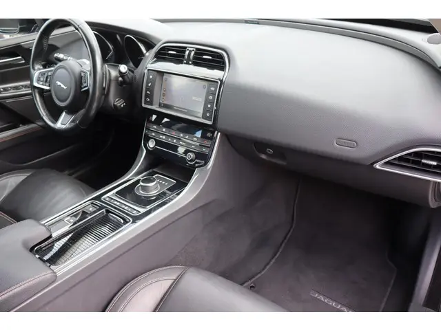 Jaguar XE 2.0 D R-Sport 2018 Diesel 11