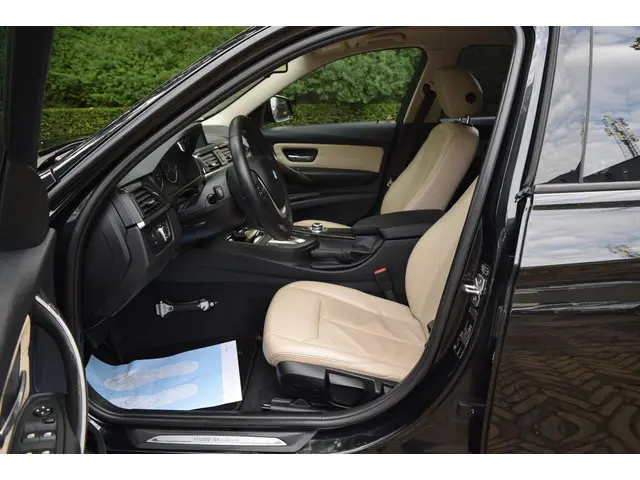 BMW 3 Serie Touring 328i High Executive 2013 Benzine 14