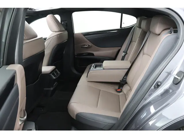 Lexus ES 300h Business Line 2023 Hybride Benzine 37