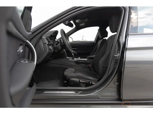BMW 3 Serie Touring 330d High Executive 2012 Diesel 33