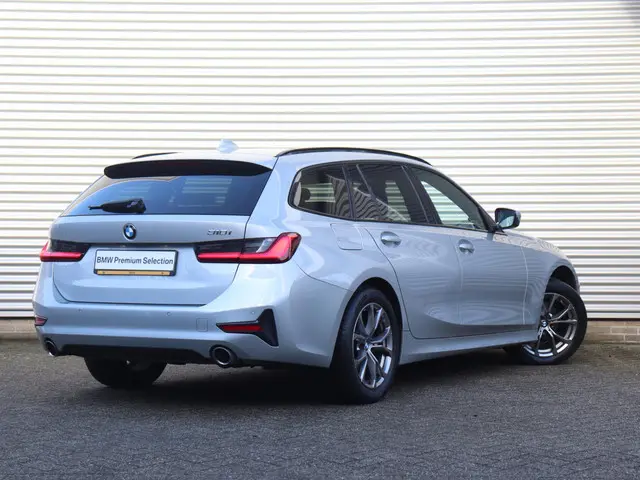 BMW 3 Serie Touring 318i 2020 Benzine 2