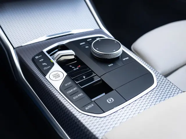 BMW 3 Serie Sedan 330i 2025 Benzine 24