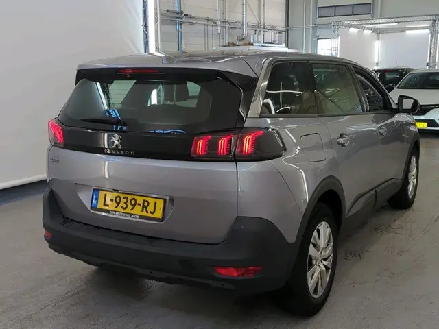 Peugeot 5008 1.2 Active 2021 Benzine 2