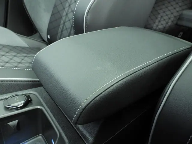 Volkswagen Golf 1.5 eTSI R-Line Business 2024 Benzine 17