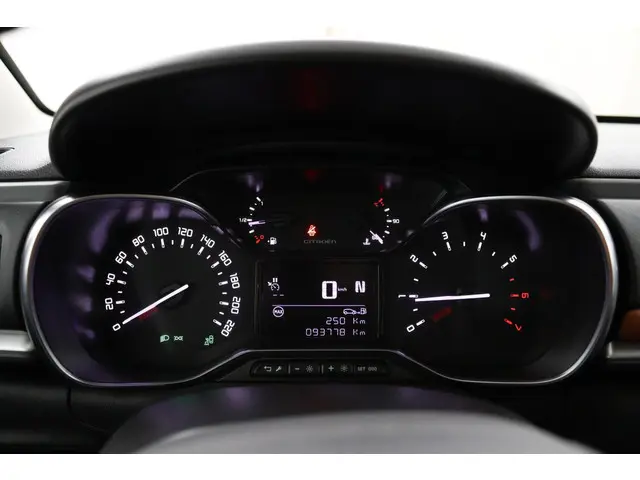 Citroën C3 1.2 PureTech S&S Shine zwart 2017 Benzine 15