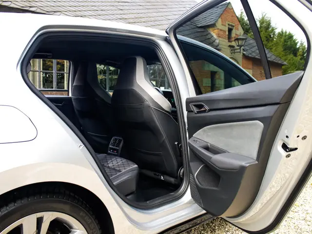 Volkswagen Golf 1.5 eTSI R-Line 2022 Benzine 32