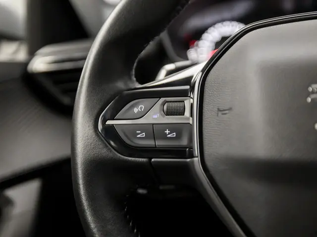 Peugeot 2008 1.2 PureTech Sport 2021 Benzine 19
