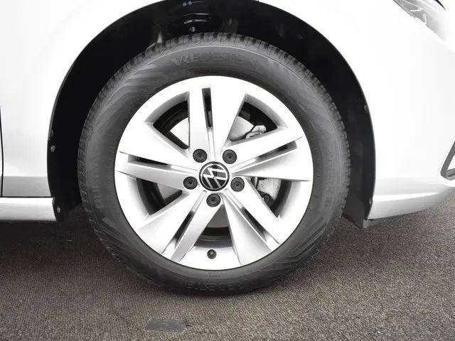 Volkswagen Golf 1.0 eTsi 110pk DSG Life 2023 Benzine 4