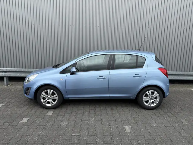 Opel Corsa 1.2-16V Berlin 2013 Benzine 9