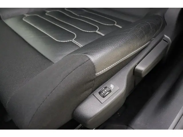 Citroën C4 Cactus 1.2 PureTech Shine 2019 Benzine 26