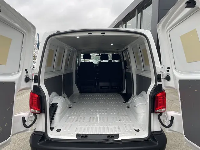Volkswagen Transporter 2.0 TDI L2H1 28 2023 Diesel 10