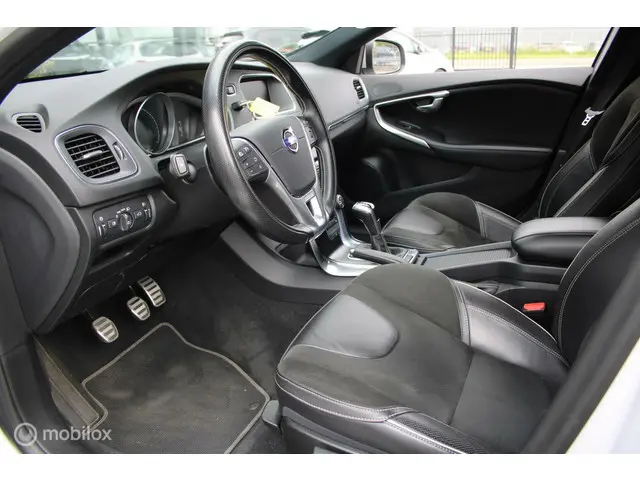 Volvo V40 2.0 T2 R-Design/Navi/Tel/Pdc/Trekhaak/ 2015 Benzine 16