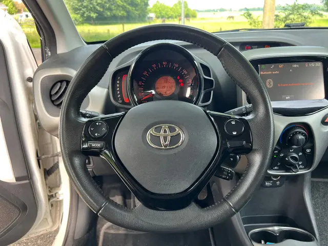 Toyota Aygo 1.0 VVT-i x-play | Cruise + Airco 2014 Benzine 15
