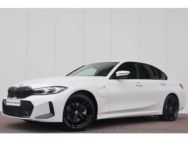BMW 3 Serie 330e 2024 Hybride Benzine 39