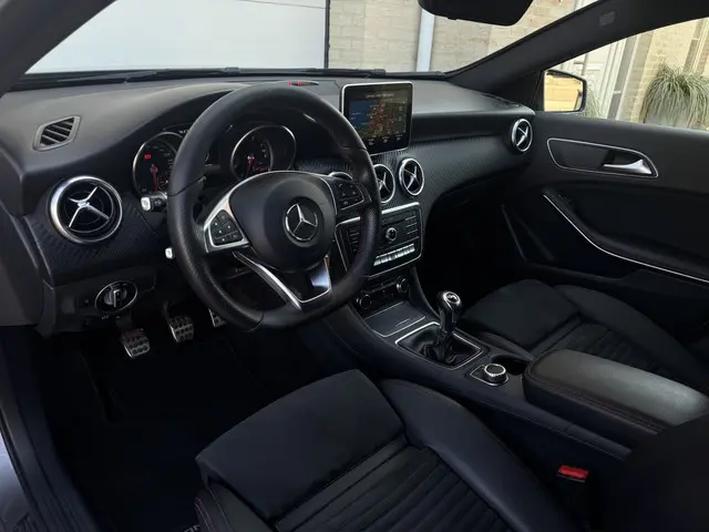 Mercedes-Benz A-Klasse 180 AMG 2016 Benzine 2