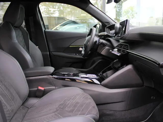 Peugeot 2008 1.2 PureTech 130 GT 2024 Benzine 8