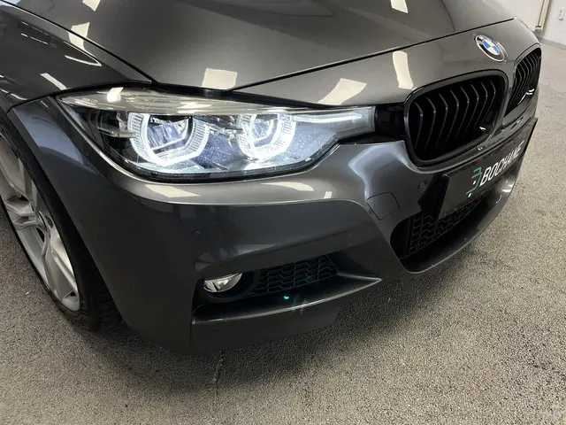 BMW 3 Serie Touring 330i M Sport Edition 2018 Benzine 43