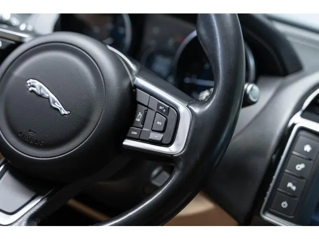 Jaguar XE 2.0 D Pure Leder Panorama 2018 Diesel 25