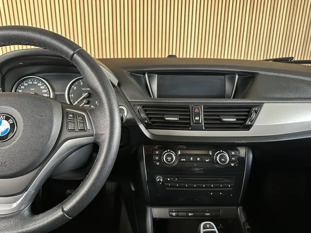 BMW X1 sDrive20i Executive 2015 Benzine 12