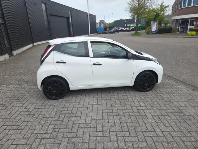 Toyota Aygo 1.0 VVT-i x-fun 5 deurs airco 2018 Benzine 8