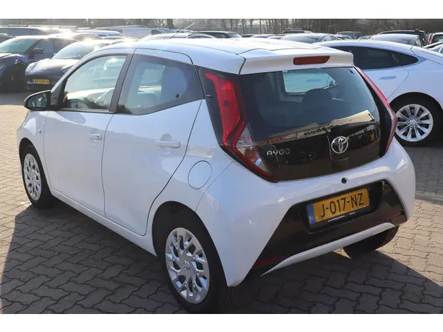 Toyota Aygo 1.0 VVT-i x-play 2020 Benzine 7