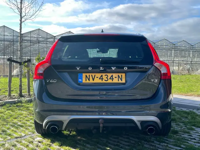 Volvo V60 1.5 T3 Nordic+ R-DESIGN AUTOMAAT 2017 Benzine 4
