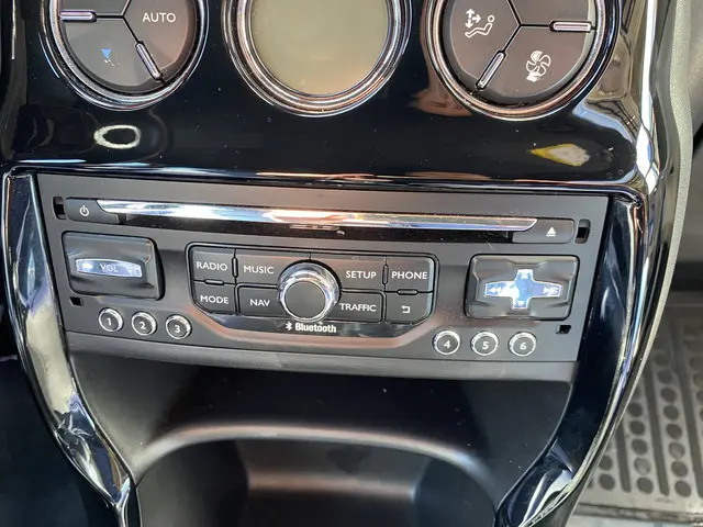 DS DS 3 1.2 PureTech Inès de la Fressange 2015 Benzine 12