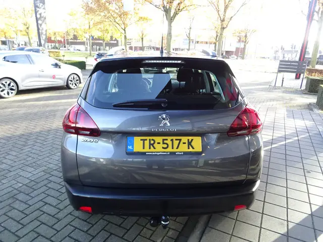 Peugeot 2008 1.2 PureTech Blue Lion 130 PK 2018 Benzine 9