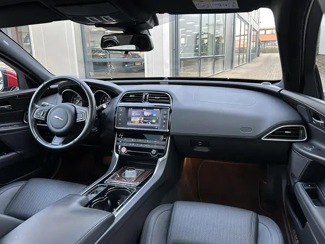 Jaguar XE 2.0 Portfolio 2015 Benzine 17