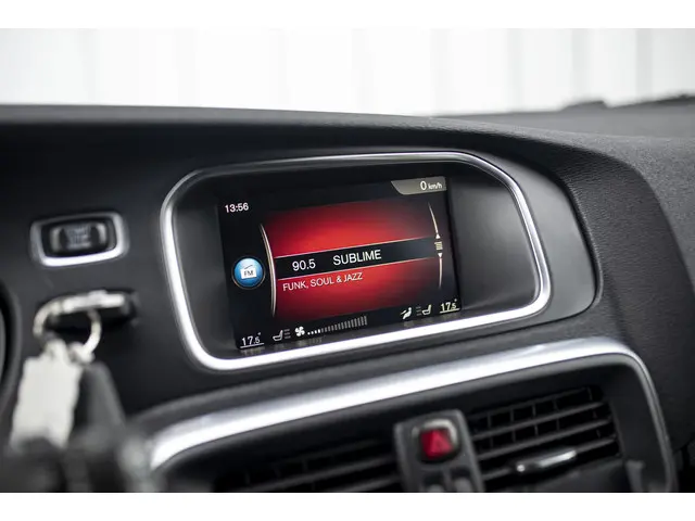 Volvo V40 T3 Benzine R-Design 2017 Benzine 24