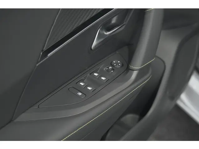 Peugeot 2008 PureTech 130 EAT8 GT 2024 Benzine 28