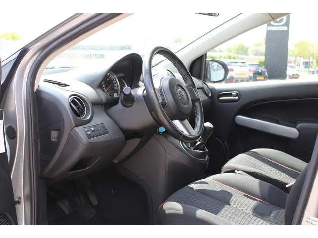 Mazda 2 1.3 Navigator GT 2012 Benzine 11