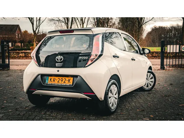 Toyota Aygo 1.0 VVT-i x-now 2016 Benzine 12