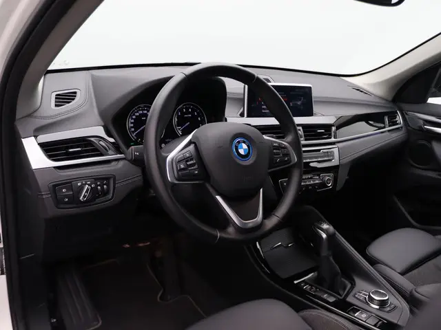 BMW X1 xDrive25e 2022 Hybride Benzine 10